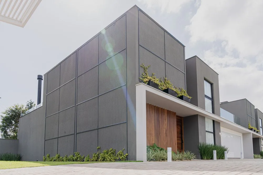 Casa com fachada em painéis cinza