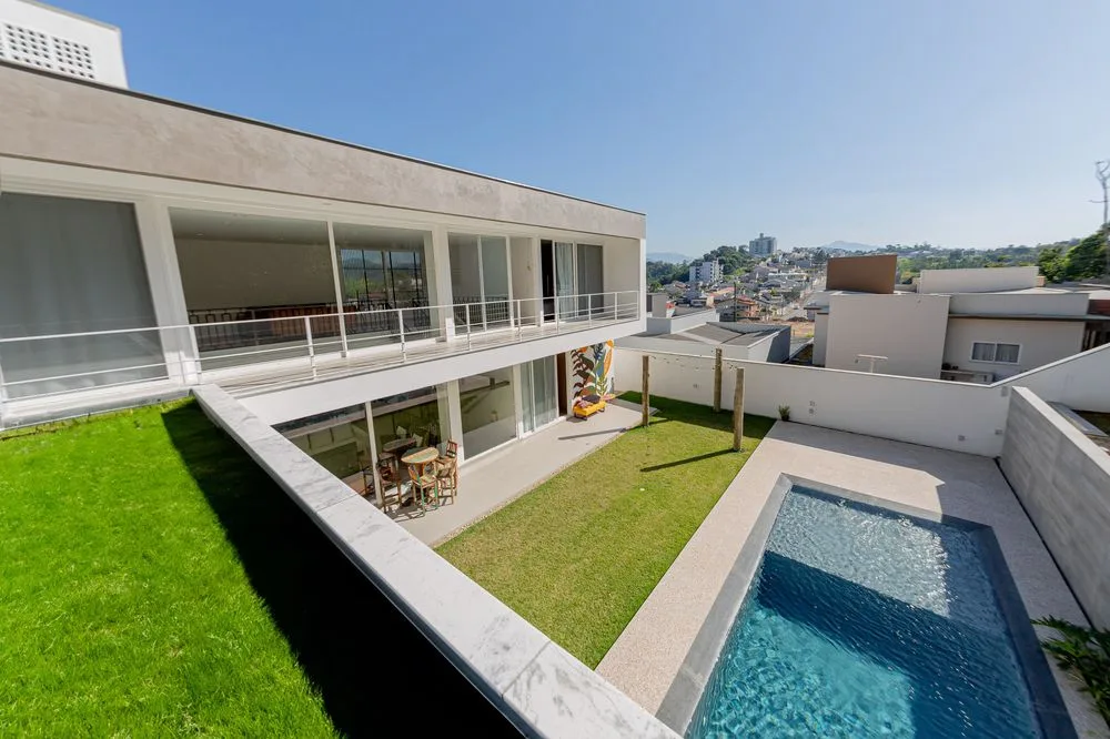 Casa com piscina e gramado